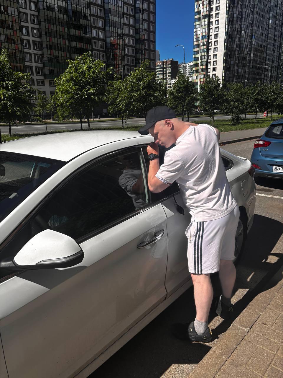 Вскрытие автомобиля без повреждений в Стрельне
