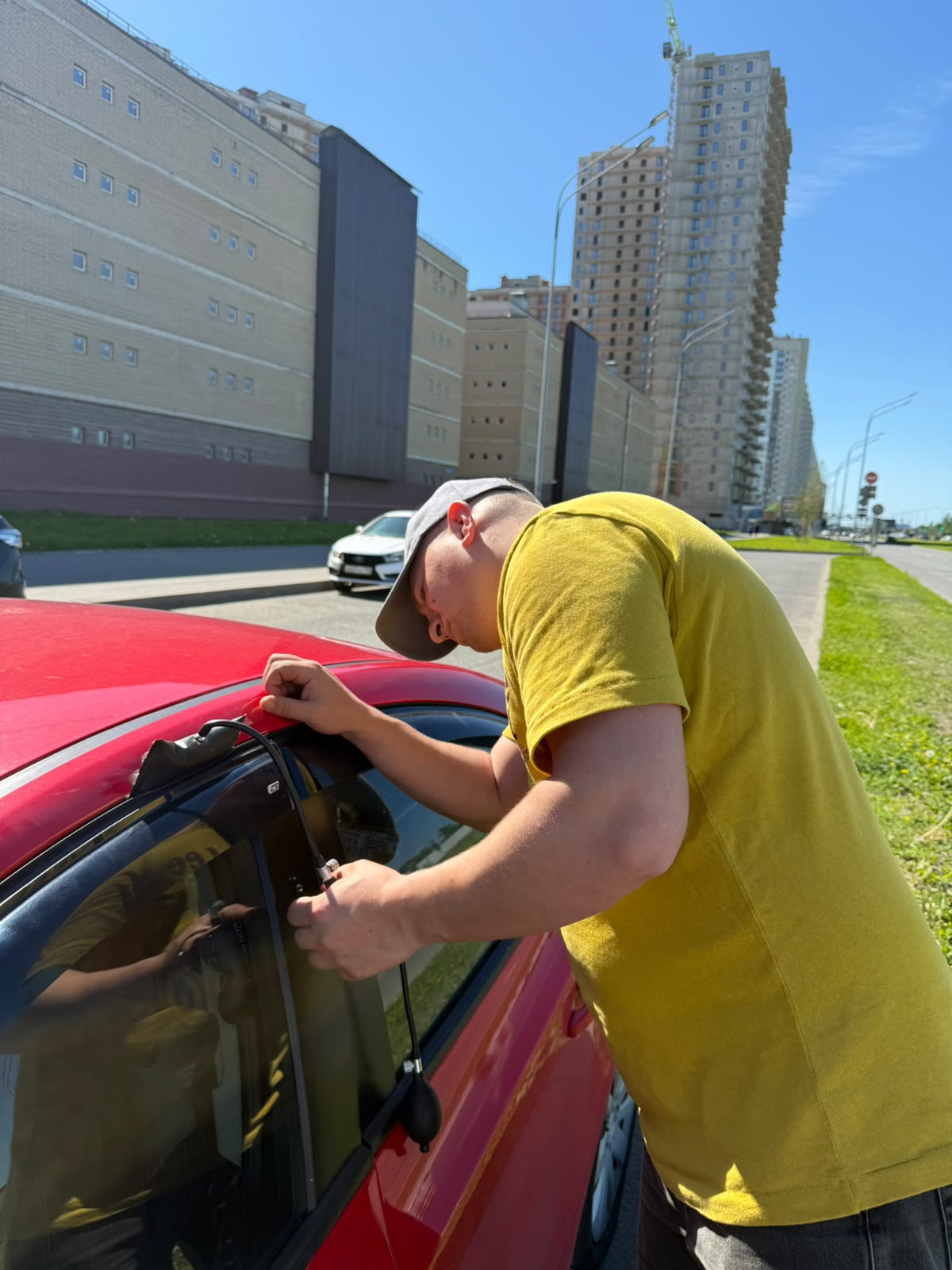 Аварийное вскрытие автомобиля мастером в Стрельне